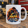 Papá es calma en el caos — Taza para papá bombero | Cerámica blanca 11oz