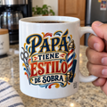 Papá tiene estilo de sobra — Taza para papá barbero | Cerámica blanca 11oz